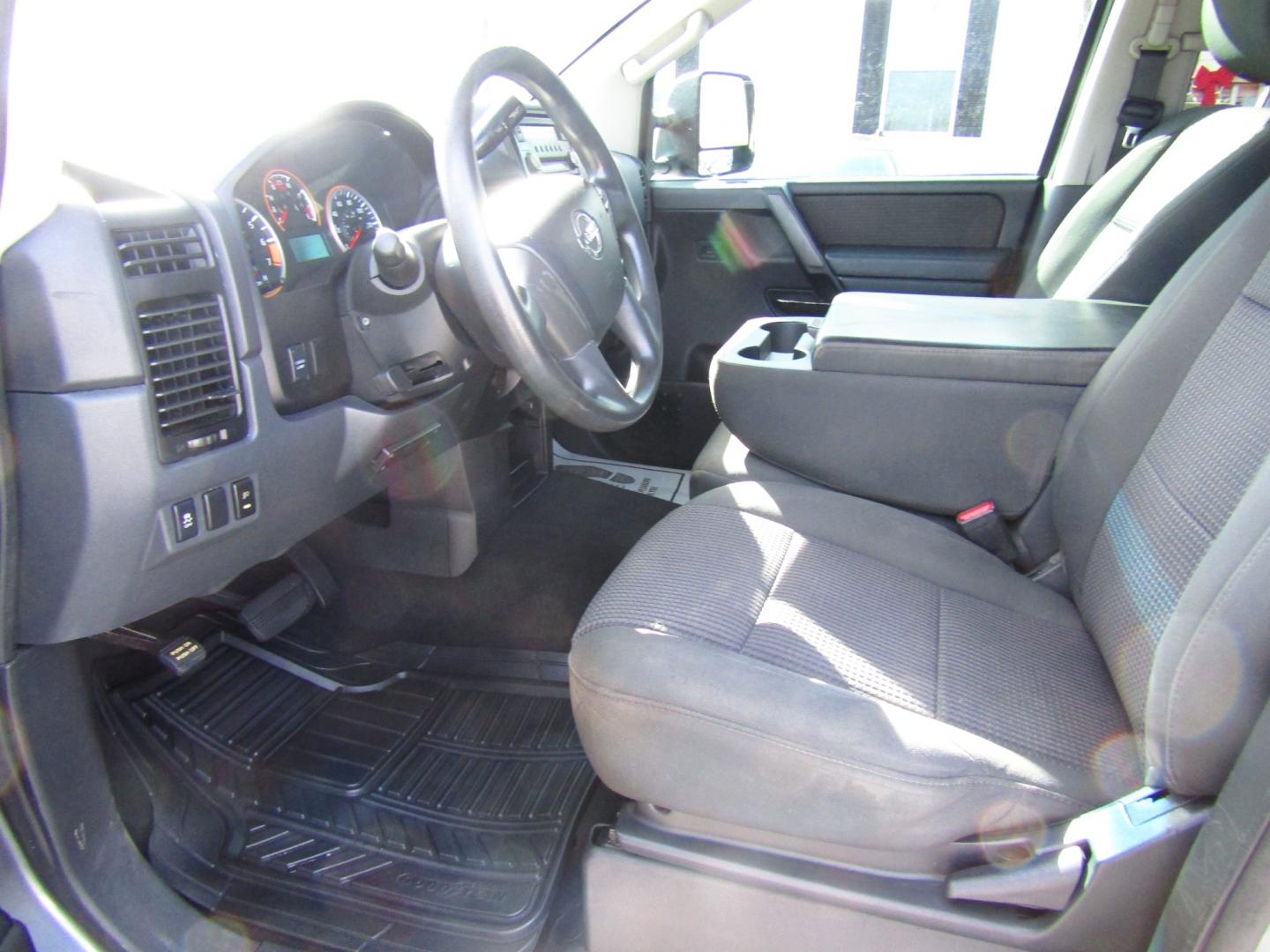 2013 Gray /Gray Nissan Titan SV Crew Cab 4WD (1N6AA0EJ3DN) with an 5.6L V8 DOHC 32V engine, Automatic transmission, located at 15016 S Hwy 231, Midland City, AL, 36350, (334) 983-3001, 31.306210, -85.495277 - Photo#3